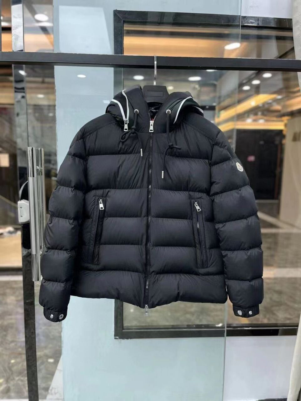 Giubbotto Moncler scritta sul cappuccio