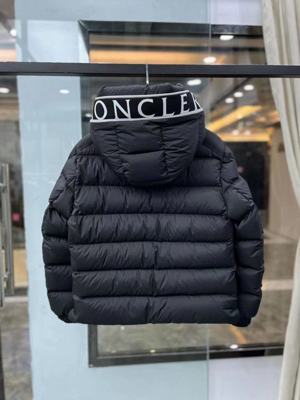 Giubbotto Moncler scritta sul cappuccio